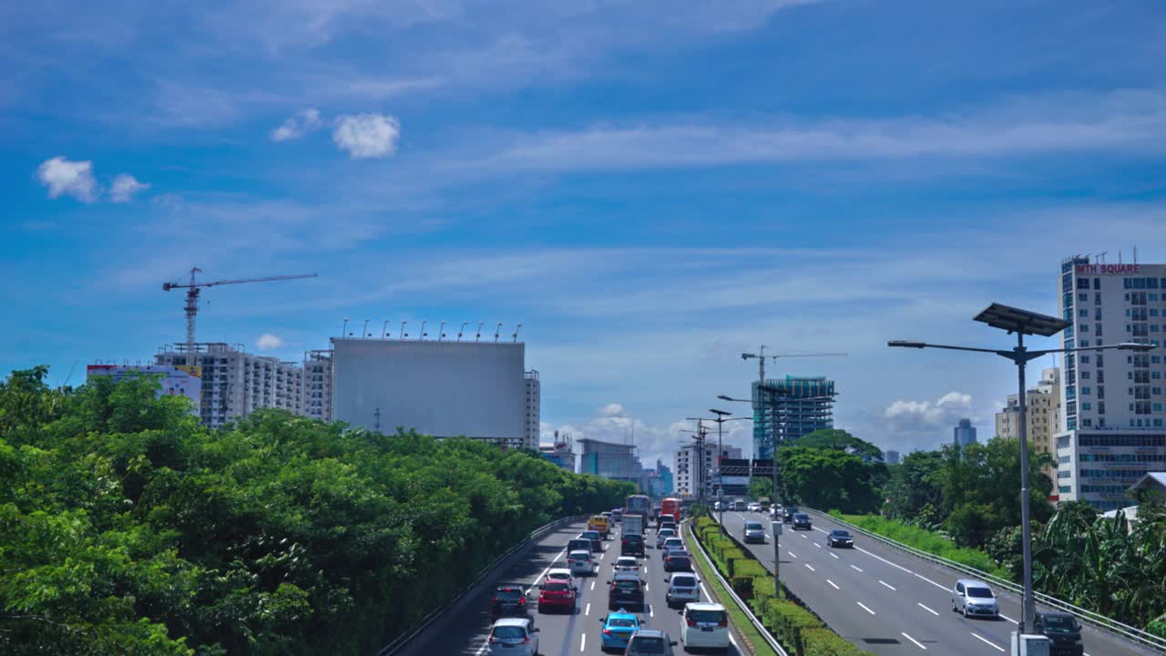 印度尼西亚雅加达高速公路上蓝天下拥挤的交通