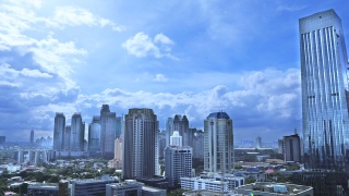 印度尼西亚雅加达市中心的摩天大楼上空多云的画面