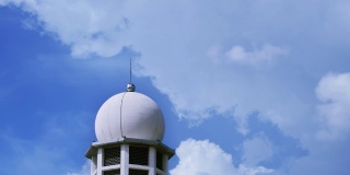 印度尼西亚雅加达，天空晴朗的伊斯蒂赫拉尔清真寺的尖塔