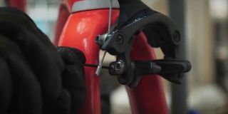 自行车修理。机械师在修理店调整自行车刹车片。自行车服务