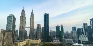 现代独特建筑Petronas双子塔(KLCC)的延时镜头和周围的日出时间