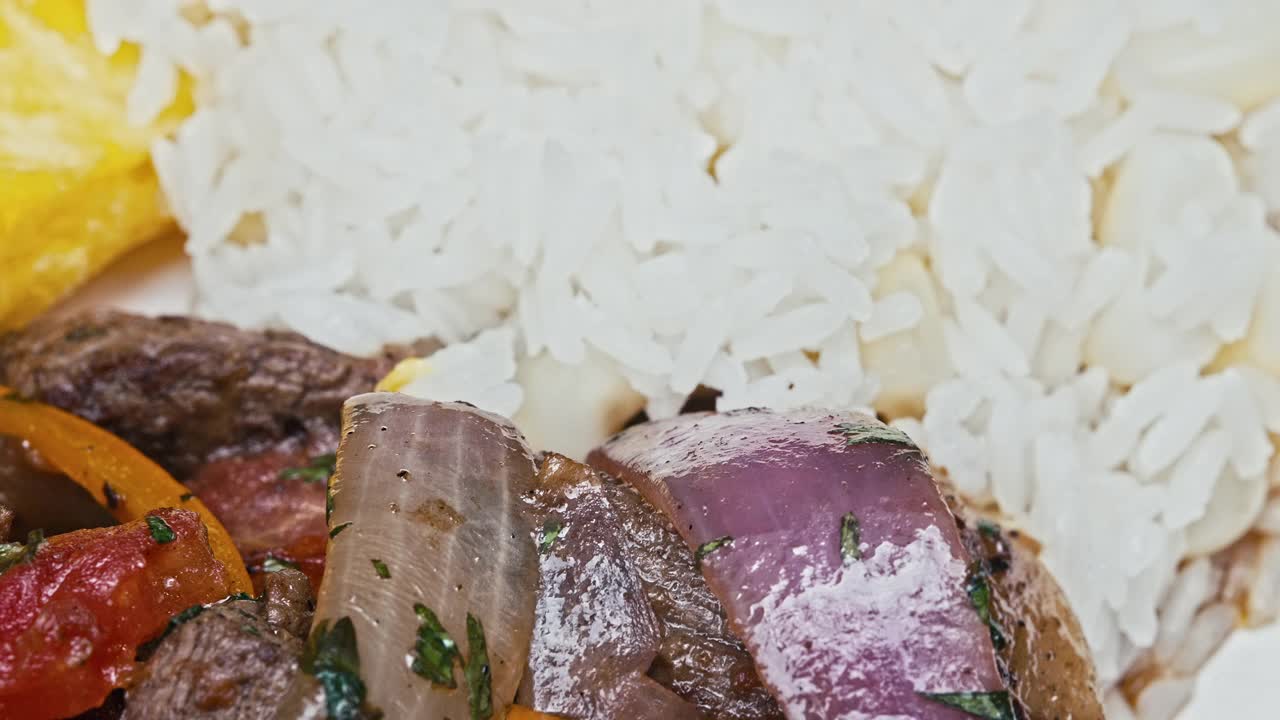 秘鲁炒牛肉(秘鲁炒牛肉)配炸薯条