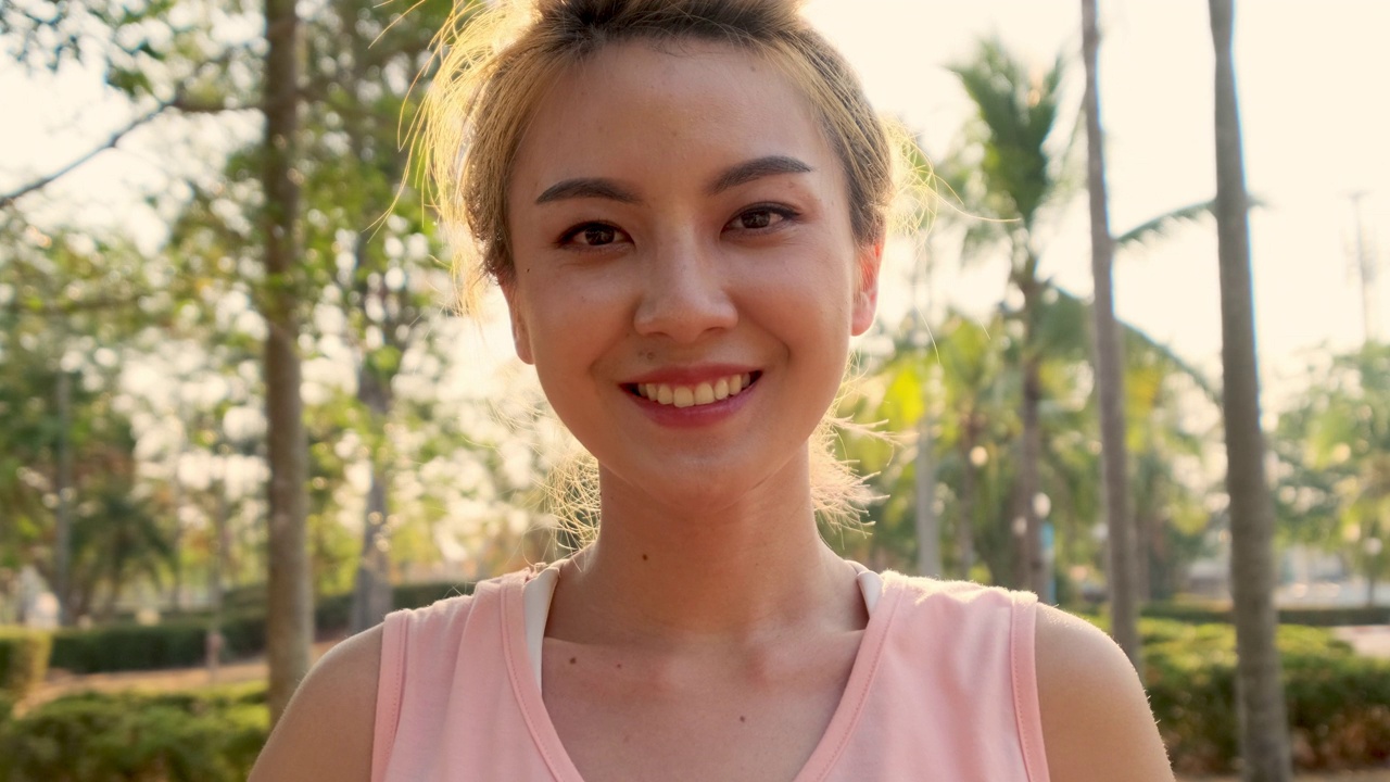詳情圖-新常態(tài)健康生活理念。一名年輕的亞洲女性從COVID-19疫情中康復(fù)后，摘下醫(yī)用口罩，在公園室外練習(xí)瑜伽。