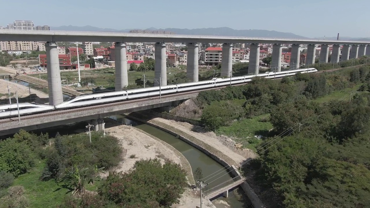 移動(dòng)的高速列車