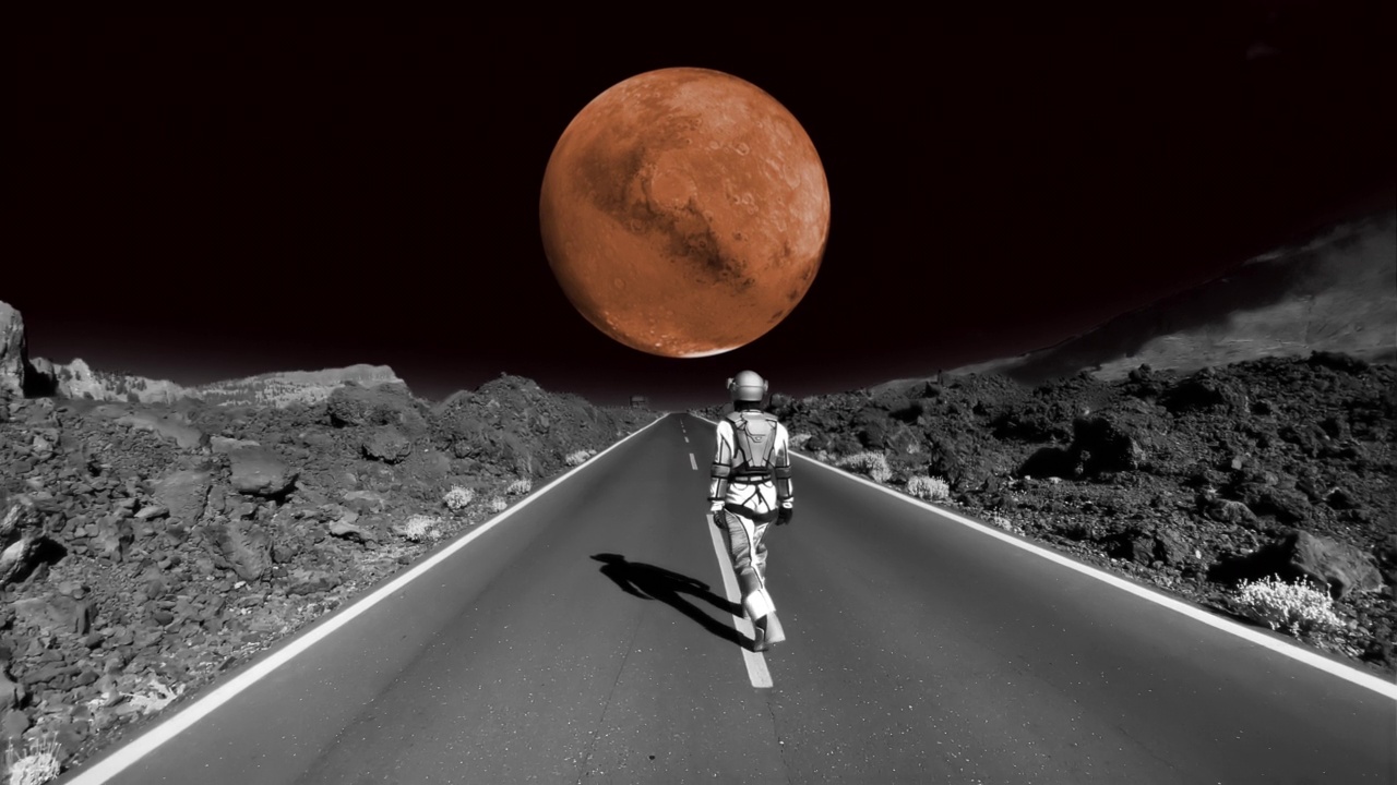 离奇的月球漫步。女宇航员沿着沙漠公路奔向遥远的火星