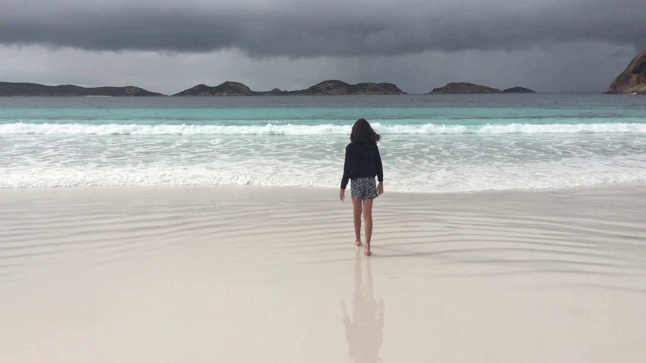 澳大利亚女孩走在幸运湾海滩西澳大利亚