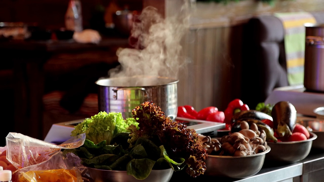详情图-准备做饭。锅里的水开了，周围有食物。