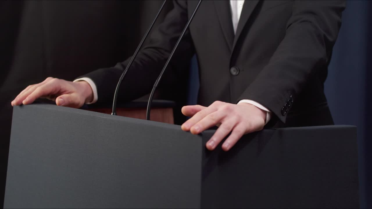 在一次政治集会上，一位情绪激动的政治家在演讲中激烈地做手势