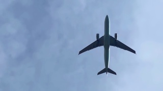 大型客机在阴天飞行的剪影。