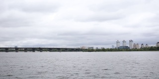 横跨基辅第聂伯河的大桥