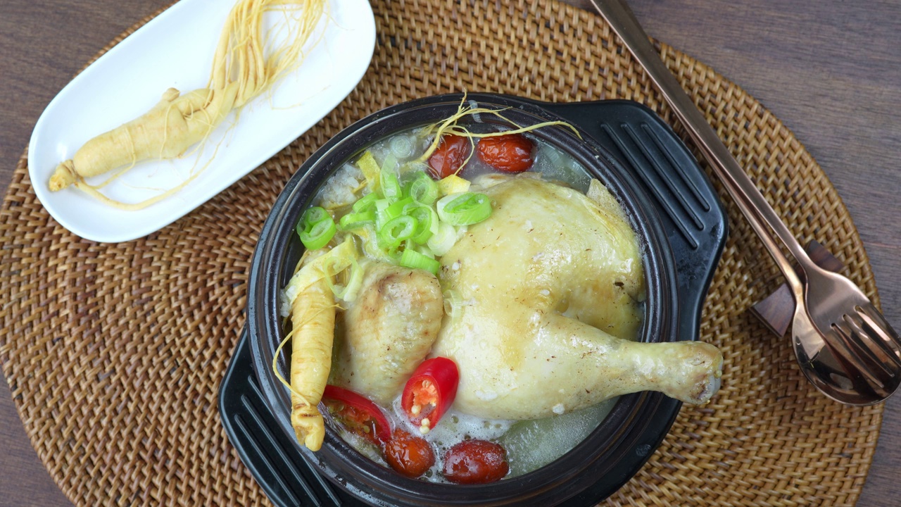 詳情圖-人參雞湯韓國傳統(tǒng)的鐵鍋食物，參雞湯或人參雞湯。