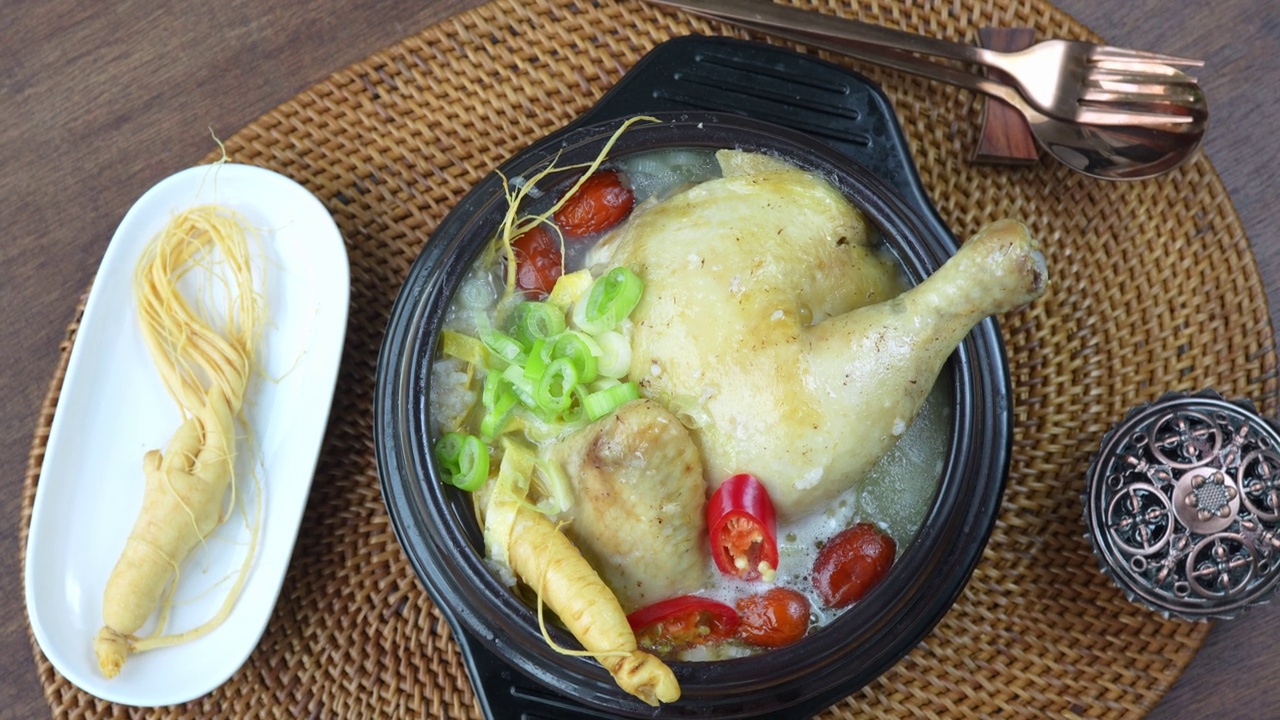 詳情圖-人參雞湯韓國傳統(tǒng)的鐵鍋食物，參雞湯或人參雞湯。