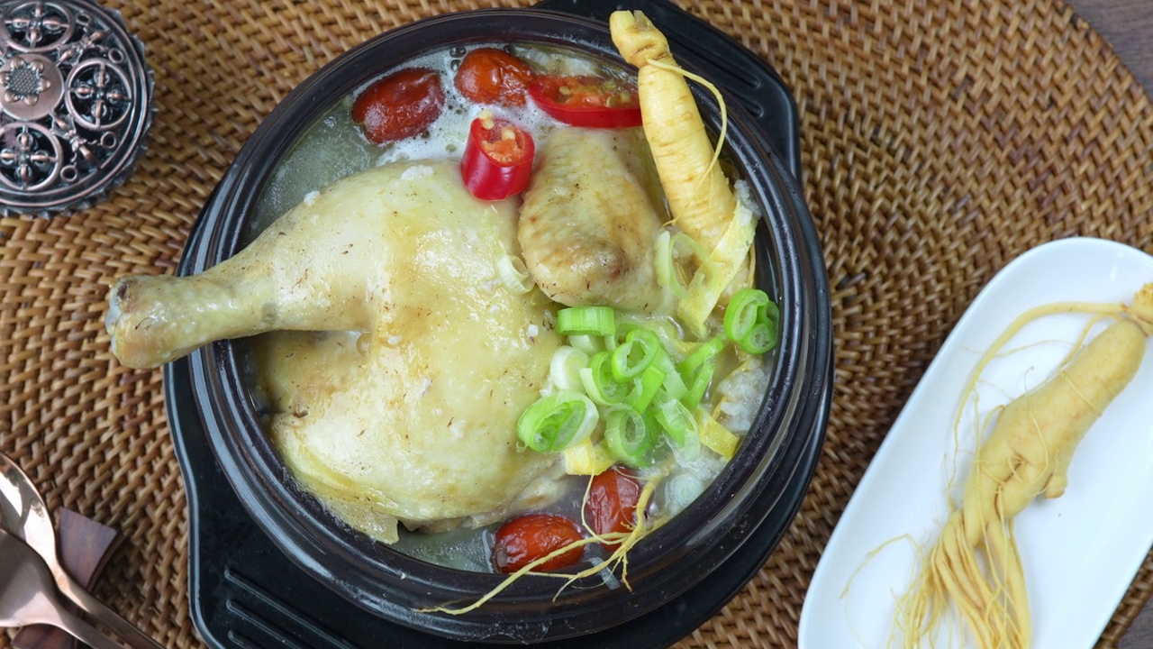 詳情圖-人參雞湯韓國傳統(tǒng)的鐵鍋食物，參雞湯或人參雞湯。