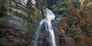 巨大的苔藓石墙瀑布位于巴西亚马逊森林