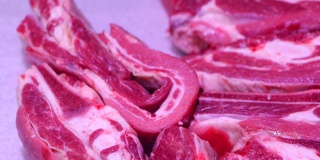 卖家把生红肉放在肉类部的陈列柜上