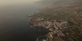 特内里费岛海岸上的一座城市，被大西洋和群山环绕。西班牙加那利群岛。从上面的观点
