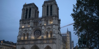 巴黎圣母院附近的夜间交通直播- 2021年10月