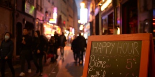 巴黎拉丁区，人们走在舒适的狭窄街道上，街上有咖啡馆餐厅