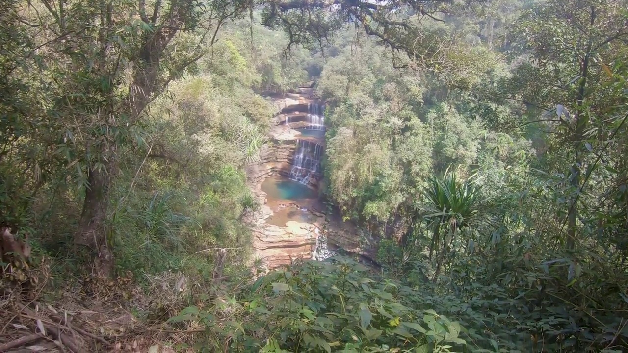 自然三层瀑布从山顶的森林在天从山顶角度落下