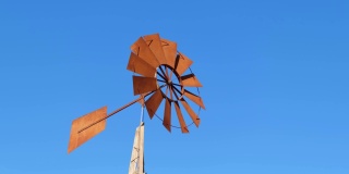 带有棕色叶片的风车，用于在非洲国家的干旱地带取水。