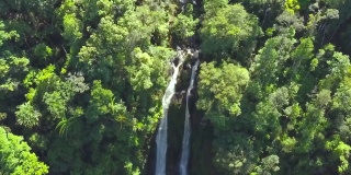 北苏门答腊岛热带雨林瀑布的航拍照片