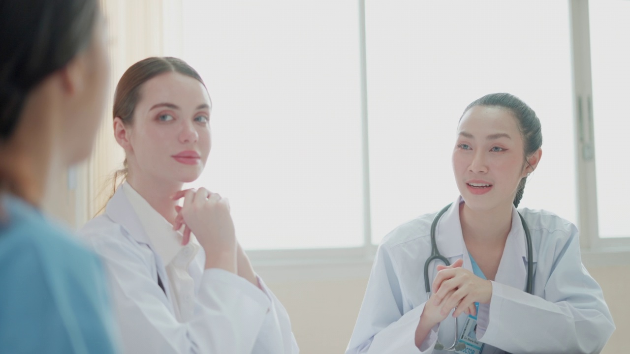 专门的女性医疗团队在医学研讨会或会议上对患者的治疗得出结论。谈论病人的病情和住院的程序。医务人员。医疗保健概念。