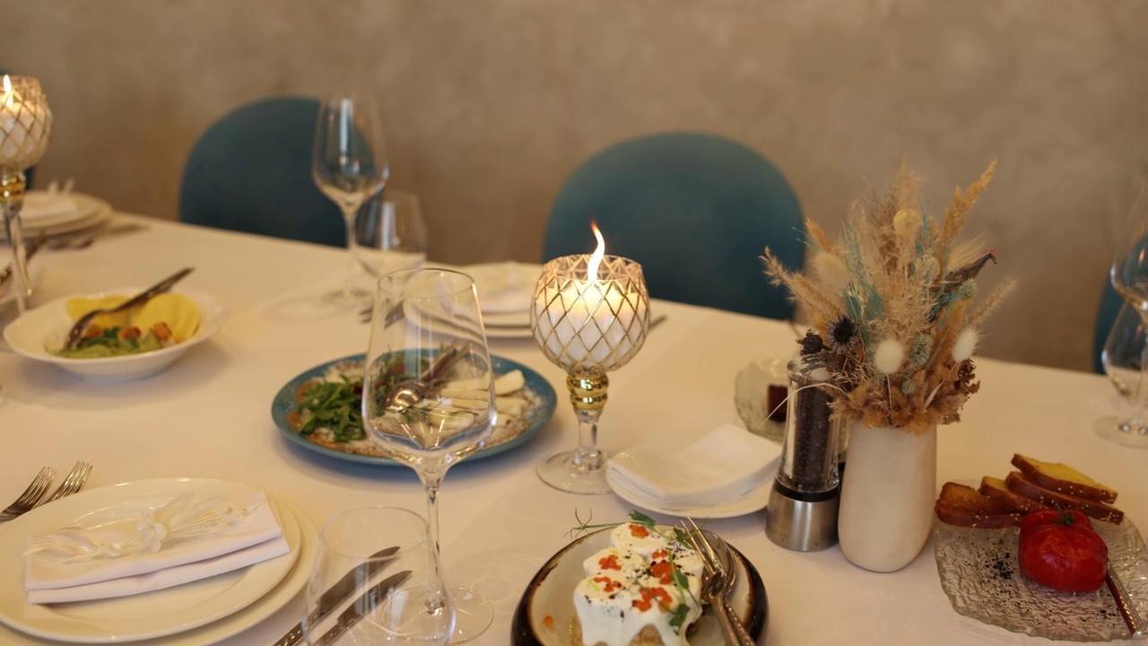 详情图-餐厅的节日餐桌上摆放着美食和小吃