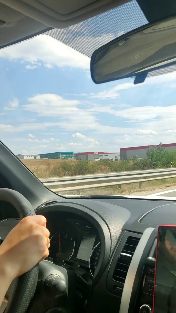 女人开车经过高速公路