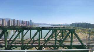 中国福建，高铁穿过城市高架桥，窗外城市风光
