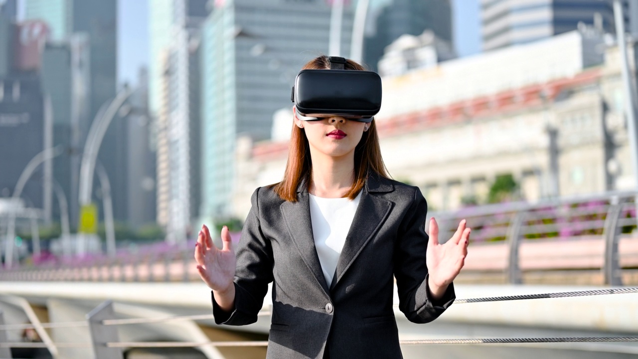 詳情圖-商人戴著VR護(hù)目鏡看著虛擬手勢(shì)操作的現(xiàn)代城市