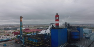 在工厂。有烟囱和排放蒸汽或烟的工业建筑物。南非伊丽莎白港