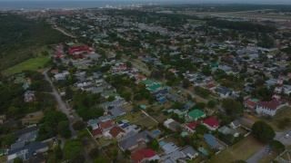 住宅小区的空中全景镜头。带有彩色屋顶的低矮家庭房屋。南非伊丽莎白港