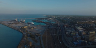 工业海岸的空中全景。港口及运输基础设施。南非伊丽莎白港