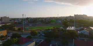 滑梯和镜头的运动领域在城镇。空荡荡的体育场迎着夕阳。南非伊丽莎白港