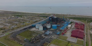 海岸附近工厂和废水处理现场的幻灯片和航拍镜头。南非伊丽莎白港