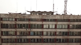 宁静的马里乌波尔城市景观。马里乌波尔市中心行政大楼的鸟瞰图，上面有乌克兰国旗