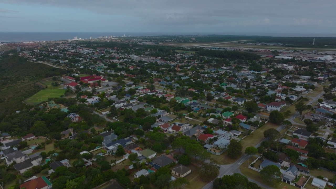 在城市郊区的家庭住宅上空飞行。民用卫星航拍全景图。南非伊丽莎白港