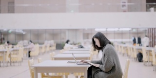 亚洲学生在图书馆读书视频素材模板下载