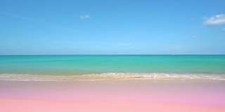 令人惊叹的美丽的普吉岛海滩与海浪冲击在沙滩上的泰国风景粉红色的沙滩海和清澈的蓝色天空在夏天的泰国普吉岛海滩
