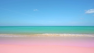 令人惊叹的美丽的普吉岛海滩与海浪冲击在沙滩上的泰国风景粉红色的沙滩海和清澈的蓝色天空在夏天的泰国普吉岛海滩