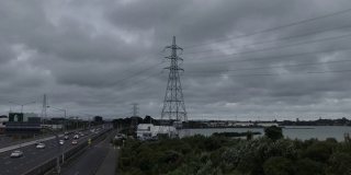 暴风云在高速公路旁的电塔上移动