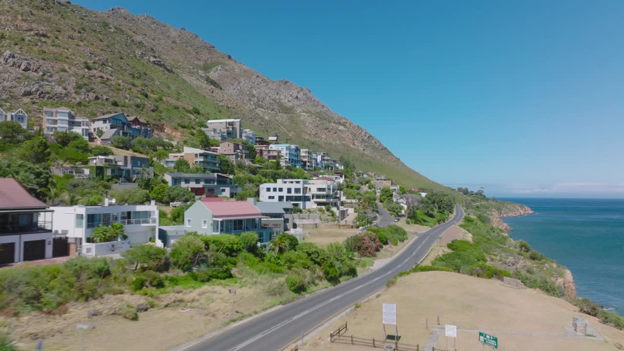 前飞在经过海边避暑胜地的路上。阳光明媚，天空湛蓝