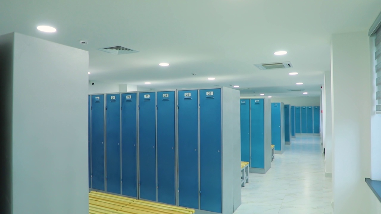 詳情圖-舊工廠里空蕩蕩的更衣室