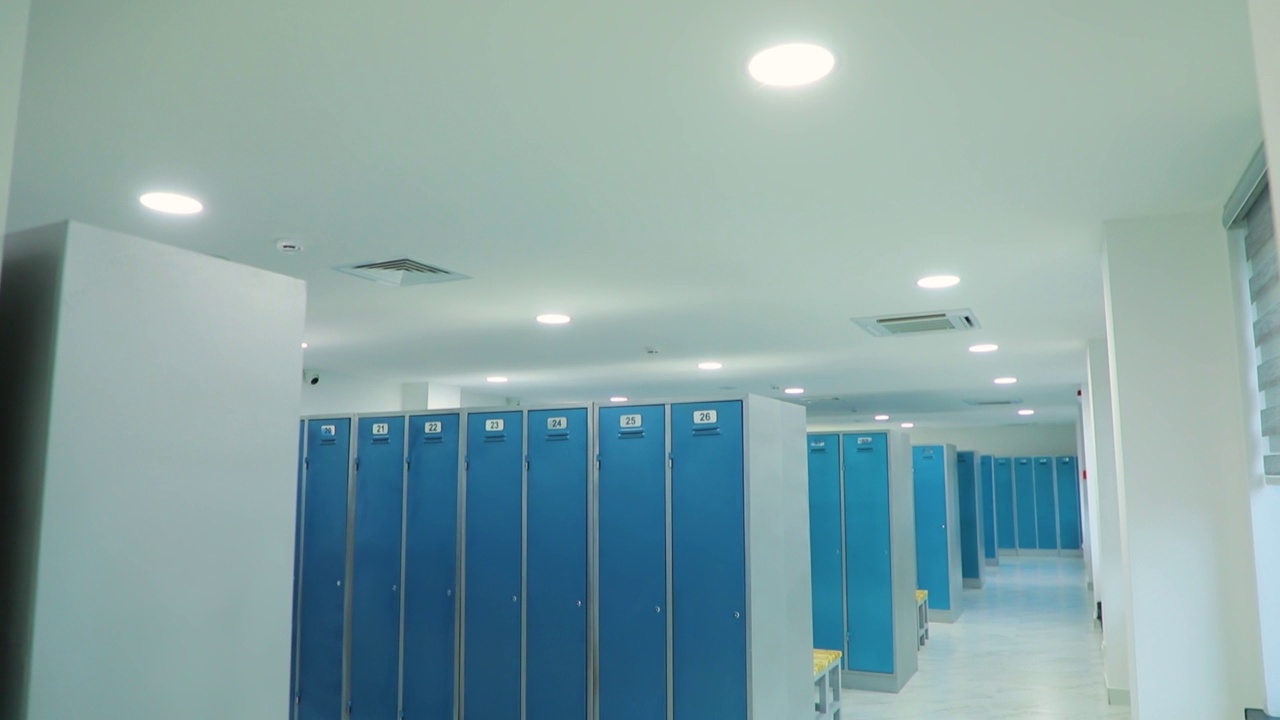 詳情圖-舊工廠里空蕩蕩的更衣室