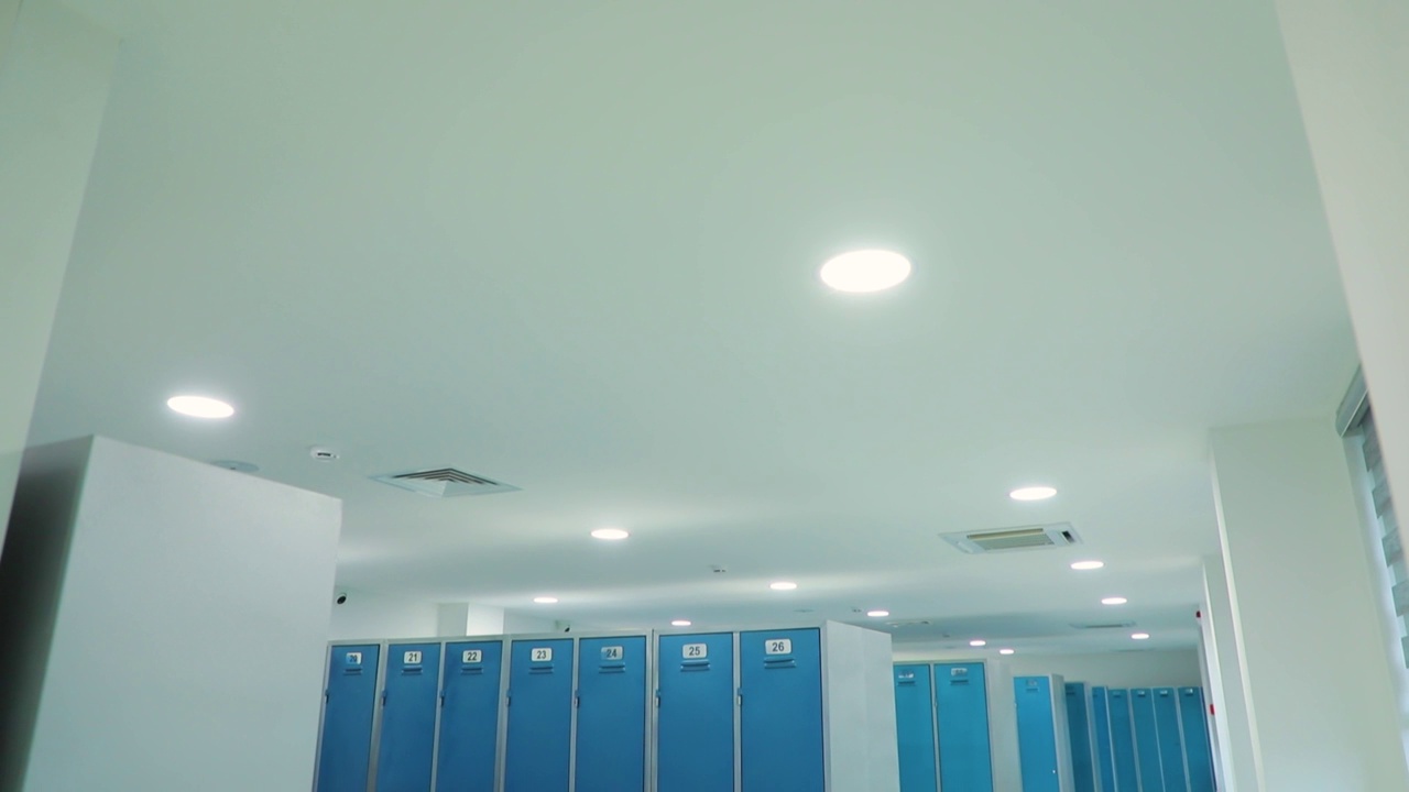 詳情圖-舊工廠里空蕩蕩的更衣室