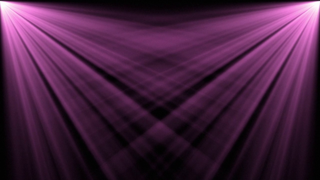 粉红色的舞台灯光照耀着蓝色的演播室。巨大的聚光灯从天空照亮了这一景象。舞台上的灯光。所有的灯都集中在一点上。表演艺术、派对、灯光、活动、庆典、飞碟、瞬间移动视频等概念