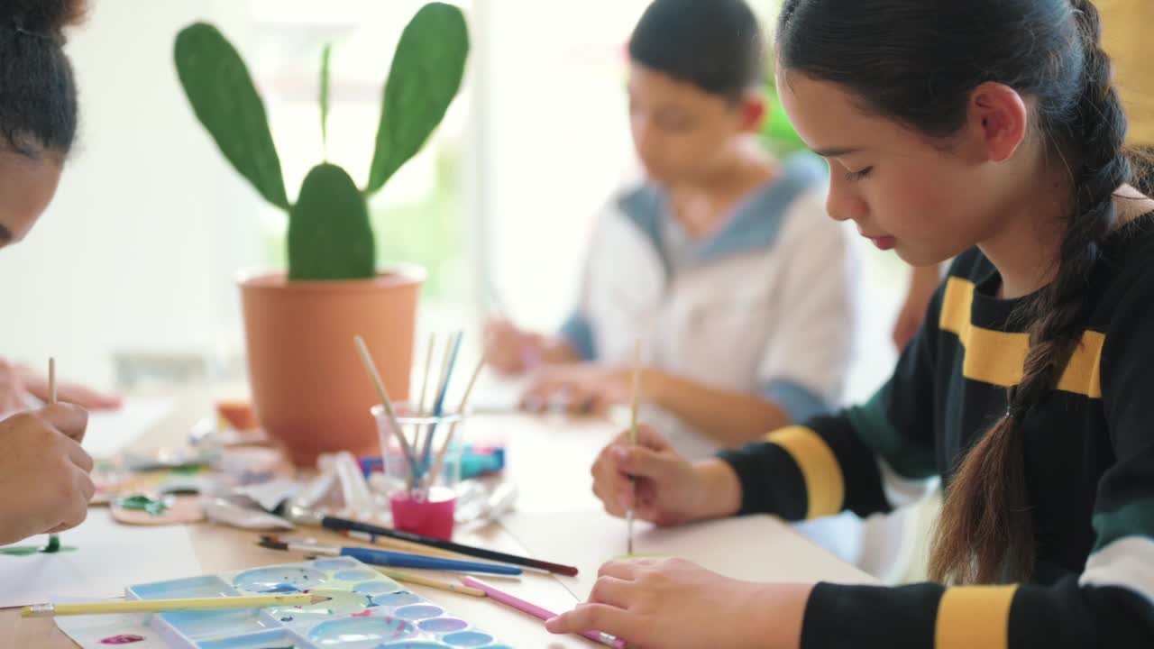 学生参加艺术课工作坊