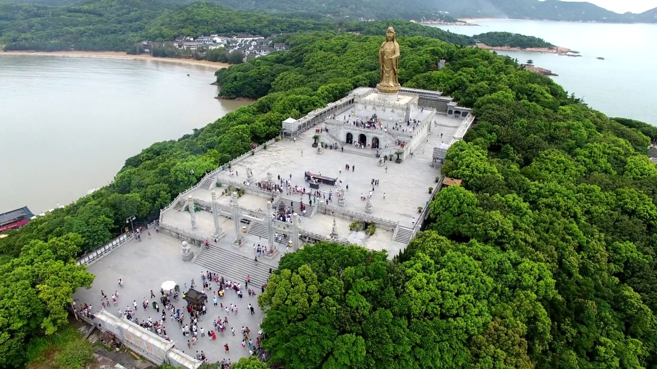 在普陀山的菩萨像上飞翔