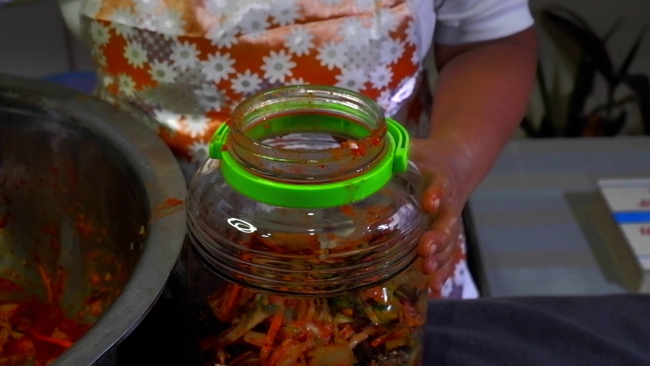 完成的泡菜食谱被放在一个巨大的玻璃罐里储存