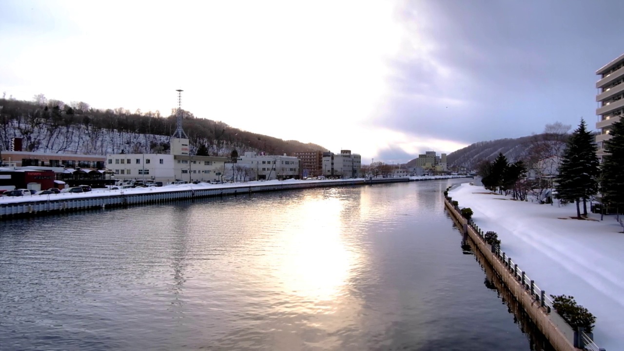 风景沿河而下的雪，北海道一桥河